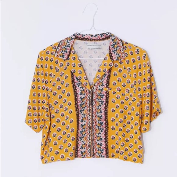 UO Cropped Button-Down Collared Shirt in Yellow - Picture 3 of 5